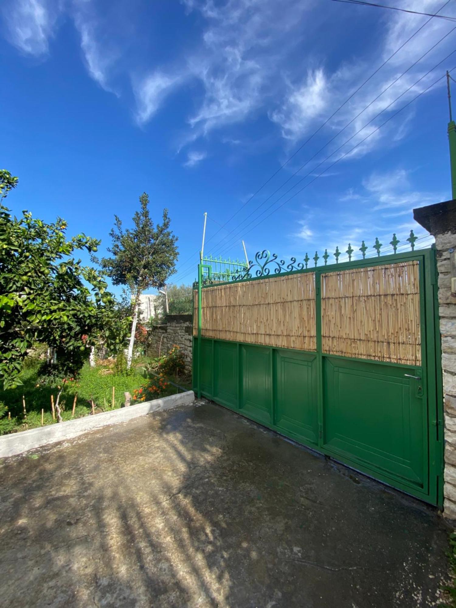 Guest House Irvin Berat Exteriér fotografie